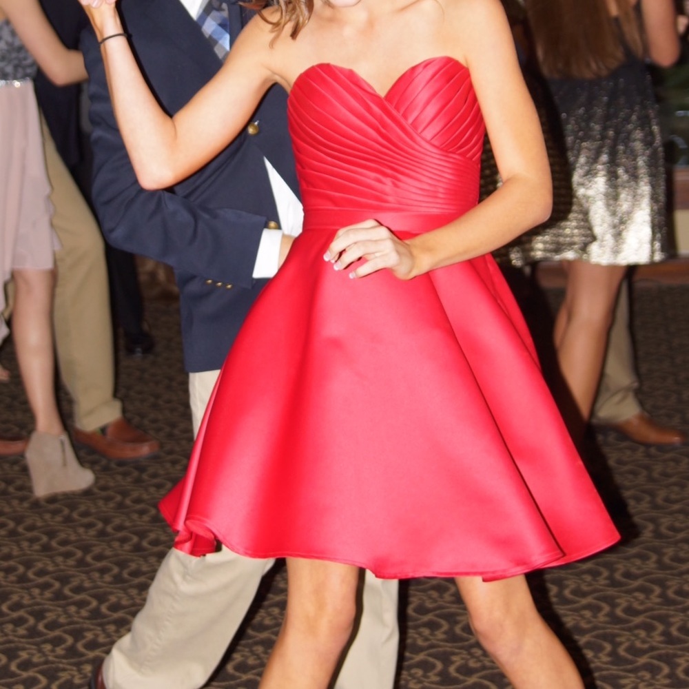 RED DRESS - Picture 2 of 4